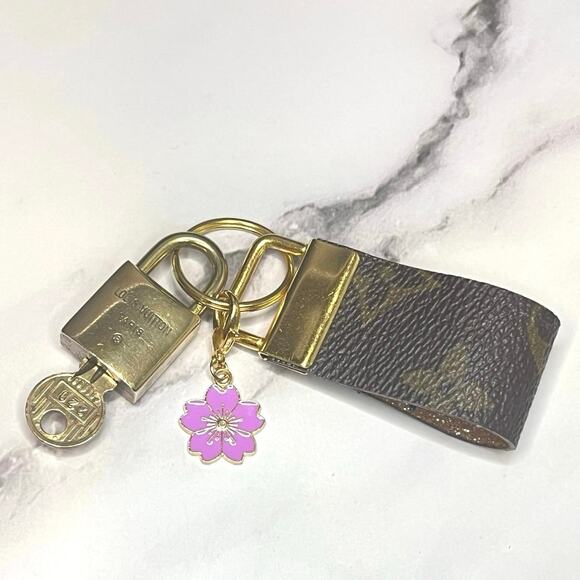 Louis Vuitton Lock & Key #220 w/ an LV Canvas Loop & Pink Flower Charm Keychain - Picture 3 of 5
